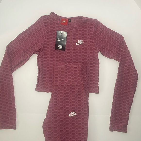 Women’s Nike Outfit - Picture 3 of 3